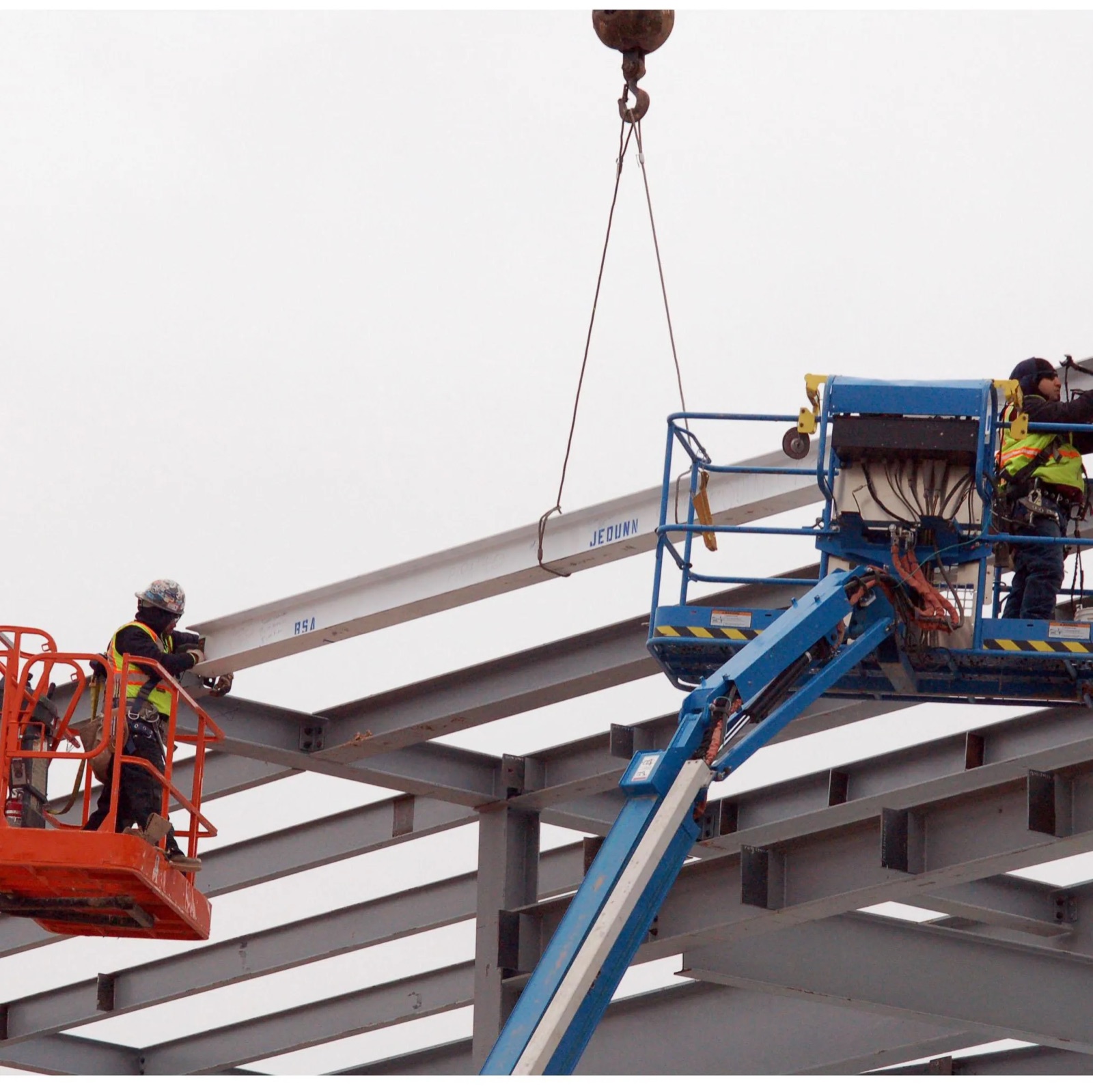 Crew setting structural steel from a lift at the Mt. Morris overlook